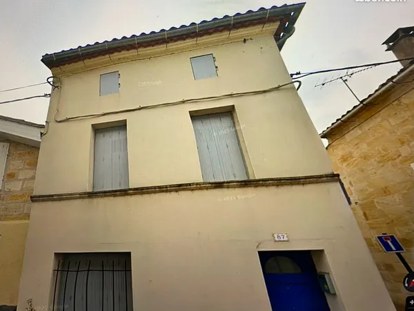 Castillon la bataille : maison de ville t3 avec jardin 