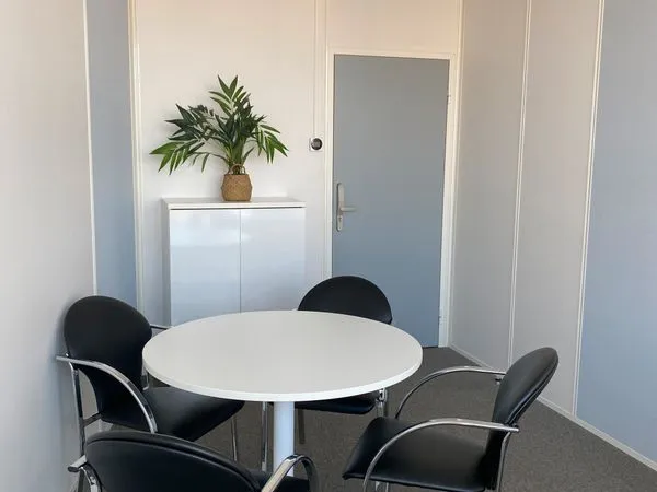 Bureau de prestige 2 personnes dans centre d'affaires 