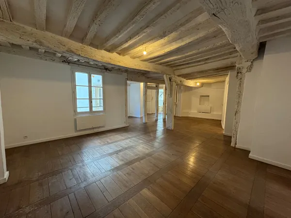 RENNES/PLACE DES LICES - Magnifique T4 de 106m² sur parquet avec cachet !! 