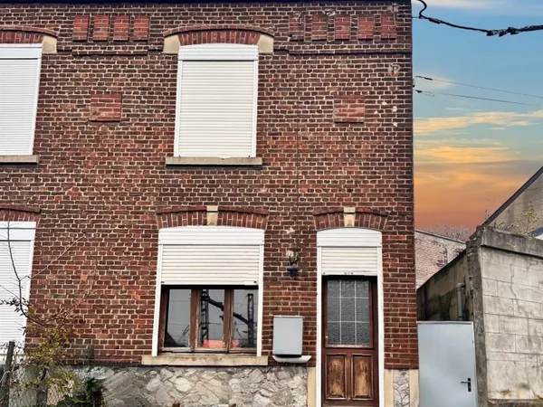 Maison semi-individuelle à petit prix - Gros potentiel - Re 