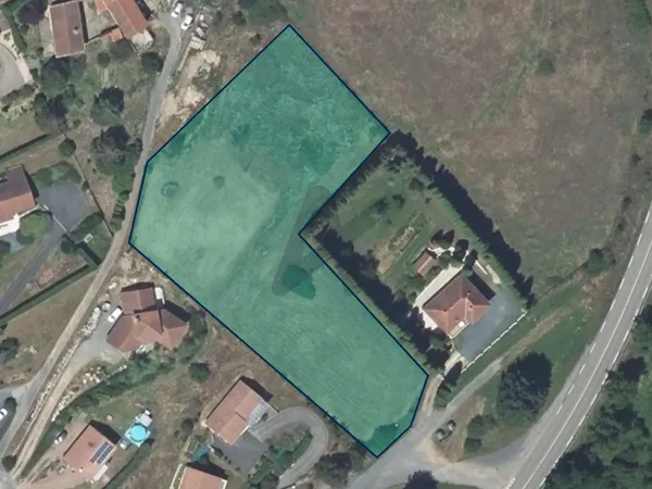 Grand terrain constructible non loin des commerces et écoles 