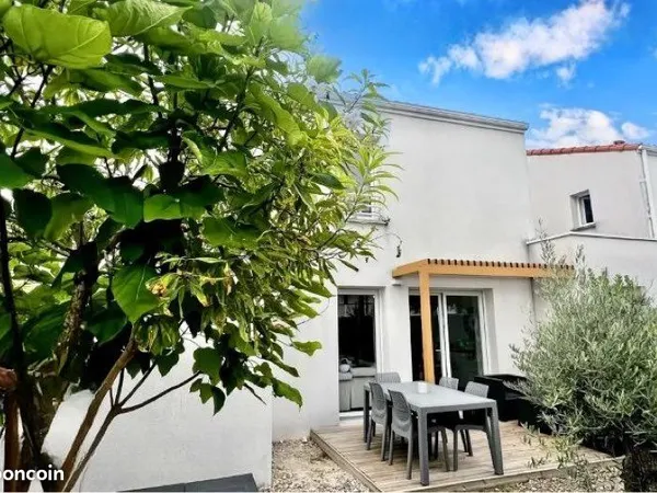 À louer maison avec 3 ch meublé avec garage , location à l année 
