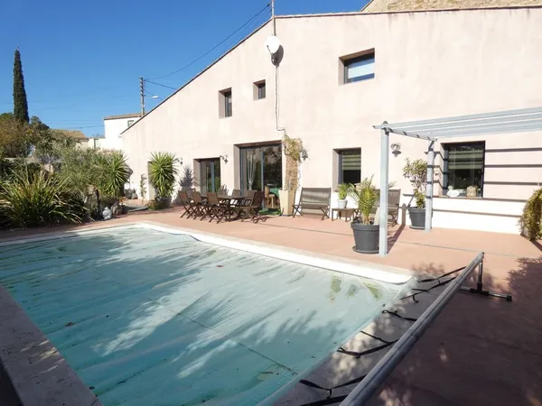 Ancienne écurie entièrement rénovée de 190m² sur un terrain de 447m² avec piscine 