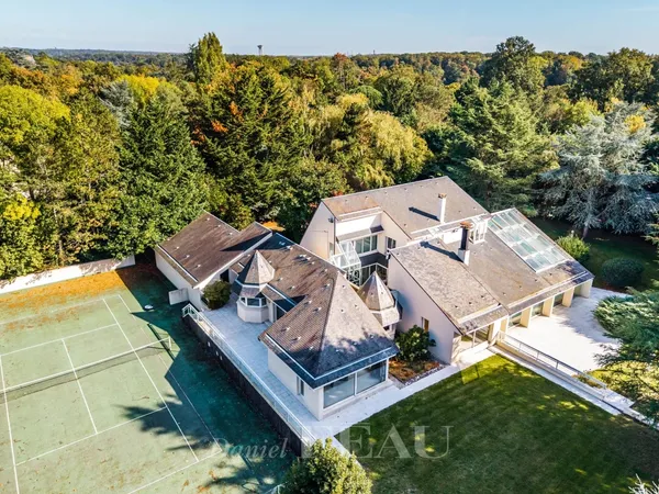 LES LOGES EN JOSAS - Maison d'architecte avec piscine et tennis 