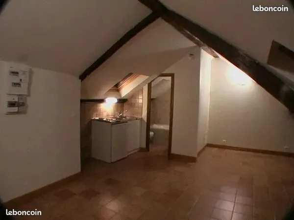 Versailles studio 4eme 600 m RER C 770 