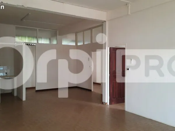 Bureau 61 m² 