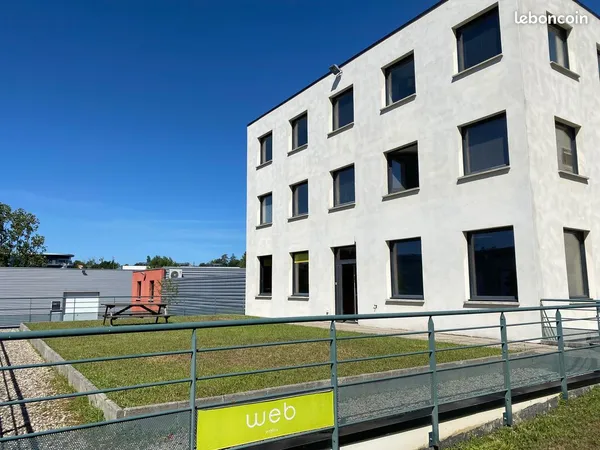 Location bureau 18m² avec salle de réunion et terrasse 