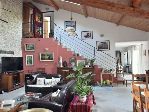 Maison en pierre de 4 pièces principales 