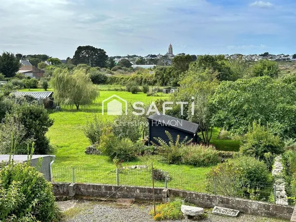 Maison avec combles, garage, jardin et annexes 