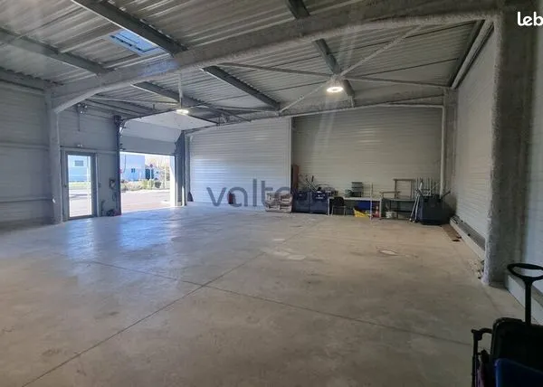 Local d'activité 158 m² 