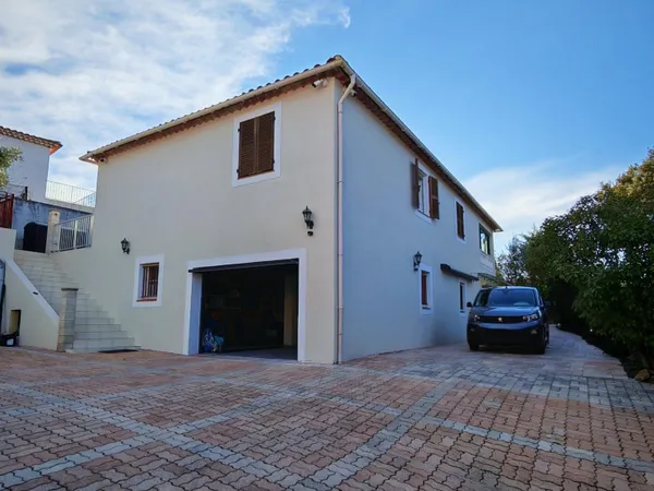 Belle maison de 135m² avec T2 indépendant et spacieux garage de 59m² 
