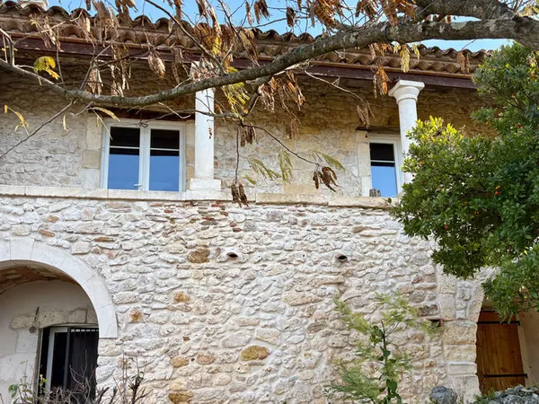 Maison de village renovée avce terrasse et garage 