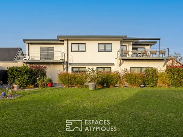 Maison contemporaine aux lignes épurées et son appartement indépendant 