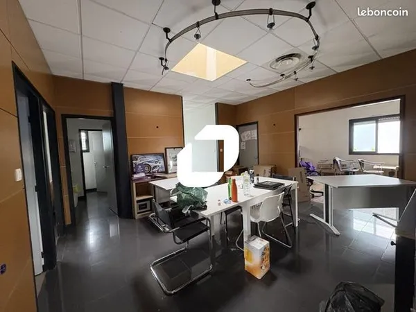Bureaux 1 pièce 140 m² 