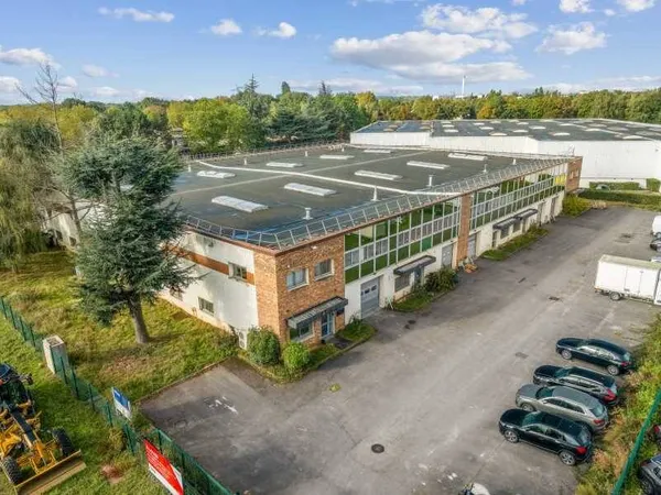 Local d'activité 1046 m² 