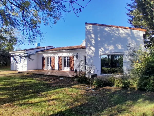 Villa située sur un vaste terrain, à proximité des commodités locales 