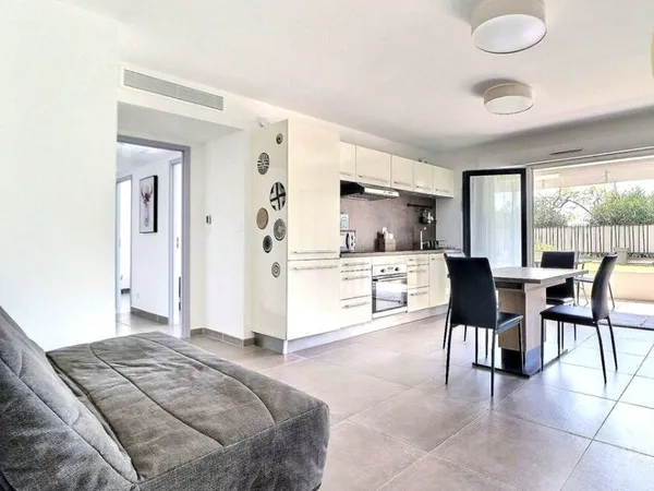 À vendre : Appartement lumineux de 3 pièces à Saint-Raphaël avec vue mer de la piscine! 