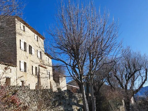 Belle Demeure En Pierres Dans Village Classe 