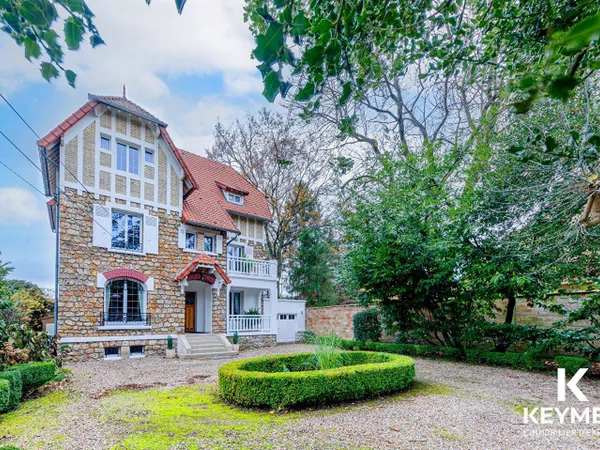 Maison 8 pièces 245 m² 