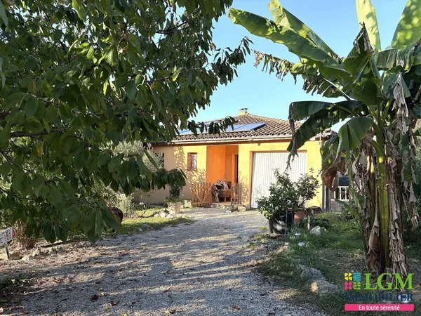 Salvagnac, maison de plain pied d'environ 105 m² sur une parcelle arborée de 1350 m² 