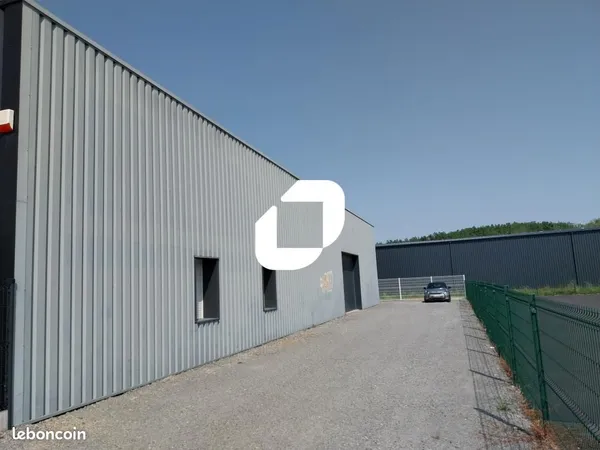 Local d'activité 270 m² 