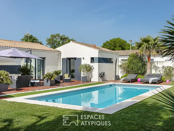 Lumineuse contemporaine au jardin palmeraie avec piscine 