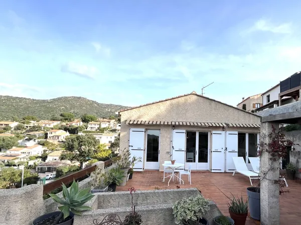 Maison avec vue dégagée - Centre-ville du Lavandou 