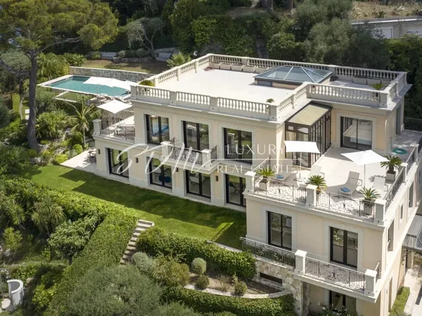 L'éclat de la Côte d'Azur : Découvrez la Villa - votre oasis moderne à Saint-Jean-Cap-Ferrat 