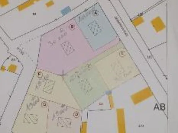 Une parcelle de terrain à bâtir non viabilisée (frais de division à la charge des vendeurs) LOT 