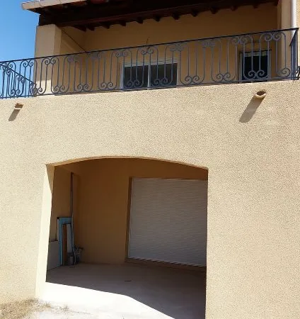 Maison mitoyenne R+1 de 83 m² avec jardinet et terrasses à Gignac 