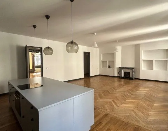Appartement 3 pièces 157 m² 