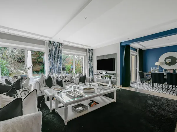 MAISON AVEC JARDIN - 8 PIECES - 373 m² 