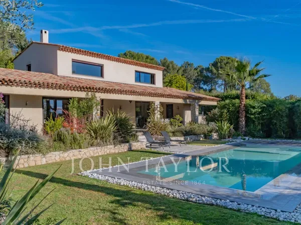 Maison moderne dans le très recherché domaine de la Chèvre d'Or 