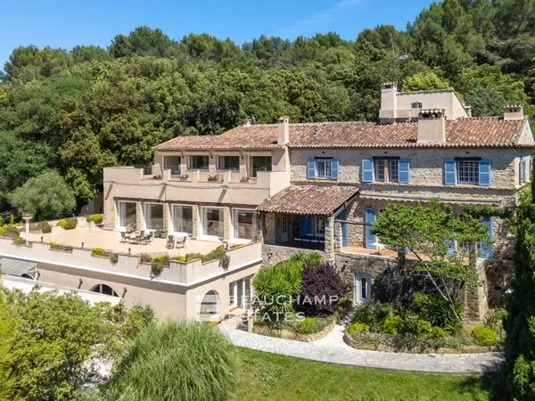 Mougins - Propriété d'architecte à réinventer, au coeur d'un écrin de verdure 
