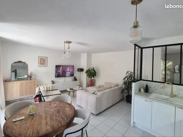 Appartement T3 avec terrasse et parkings 