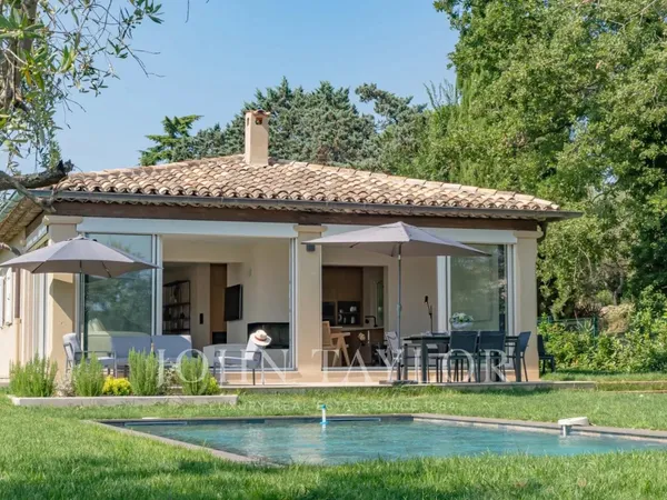 Villa récemment construite avec 4 chambres à louer à pied du vil 