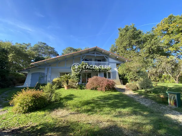 Jolie Landaise à proximité du golf de Hossegor 
