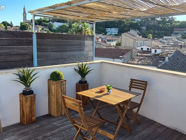 Location meublée dans une maison de ville en centre ville avec terrasse sur le toit, 120m2 sur 2 