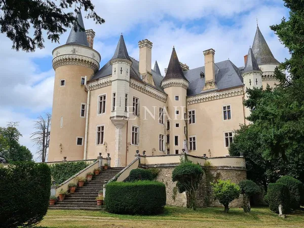 Monumental château Ismh à vendre dans le Berry 