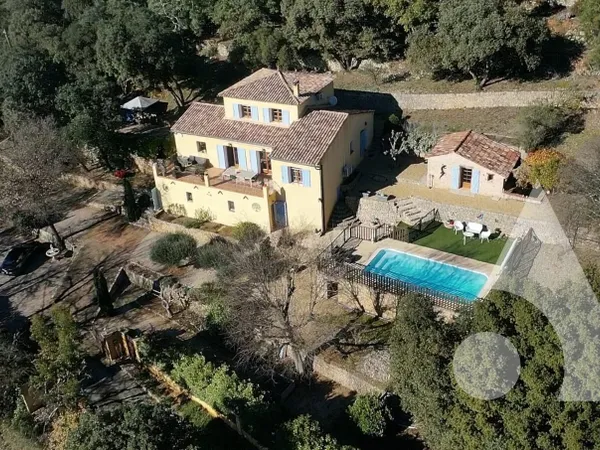 A vendre maison de 161 m² avec deux dépendances sur une parcelle de 3205m² avec piscine. 