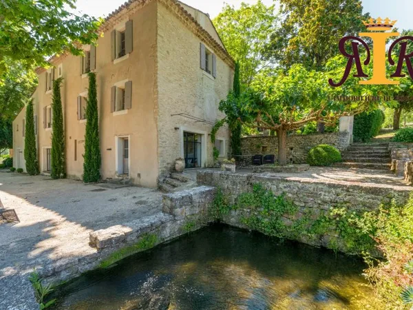 Authentique bastide provençale de charme sur un terrain paysag?
