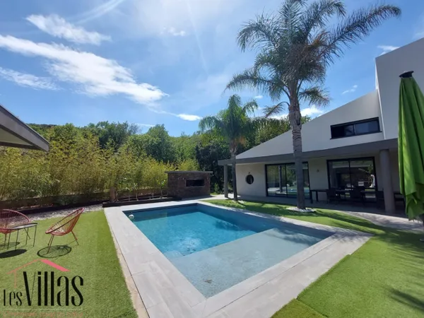 Villa Contemporaine de 321 m2 avec sous-sol 115 m2 et studio ind 