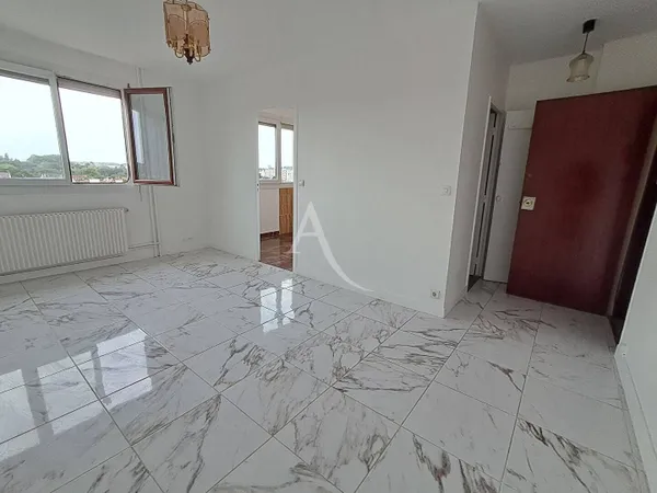 Studio 1 pièce 25 m² 