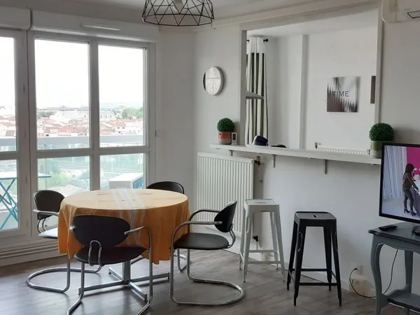 Grand appartement meuble spacieux et lumineux pres du canal du midi a agen 