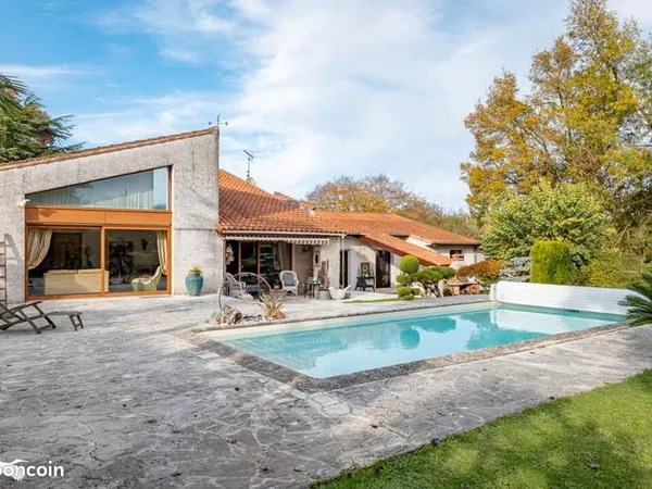 Maison 7 pièces 242 m² 