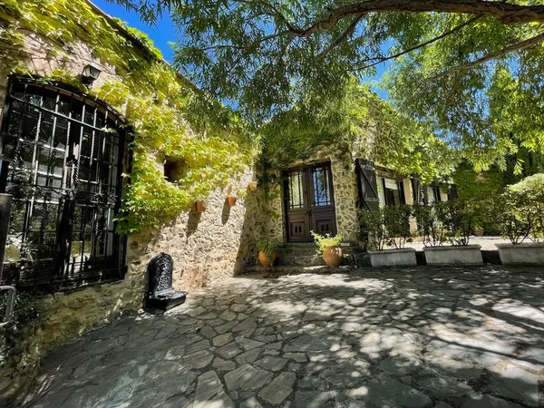 Exclusivité, maison avec jardin arboré et piscine 