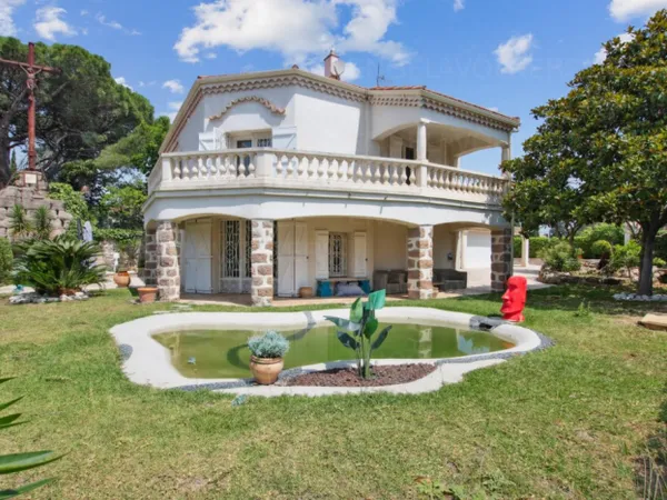 Villa lumineuse avec piscine et jardin paysager - Fréjus centre 