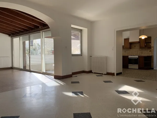 Maison louée meublée, 116m2, 2 chambres, terrasse, jardinet. 