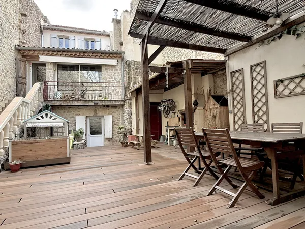 Maison de village avec garage, studio et un extérieur de 75 