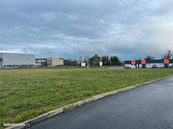 Local 519 m² LAMBALLE ARMOR 